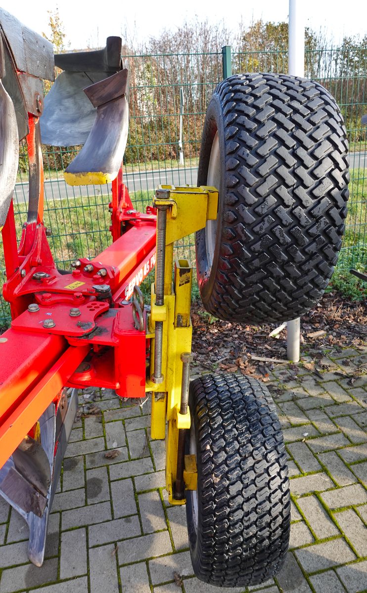 Pöttinger Servo 45 Plus 5-furchig Pflug Pöttinger Servo 45 Plus 5-furchig Pflug