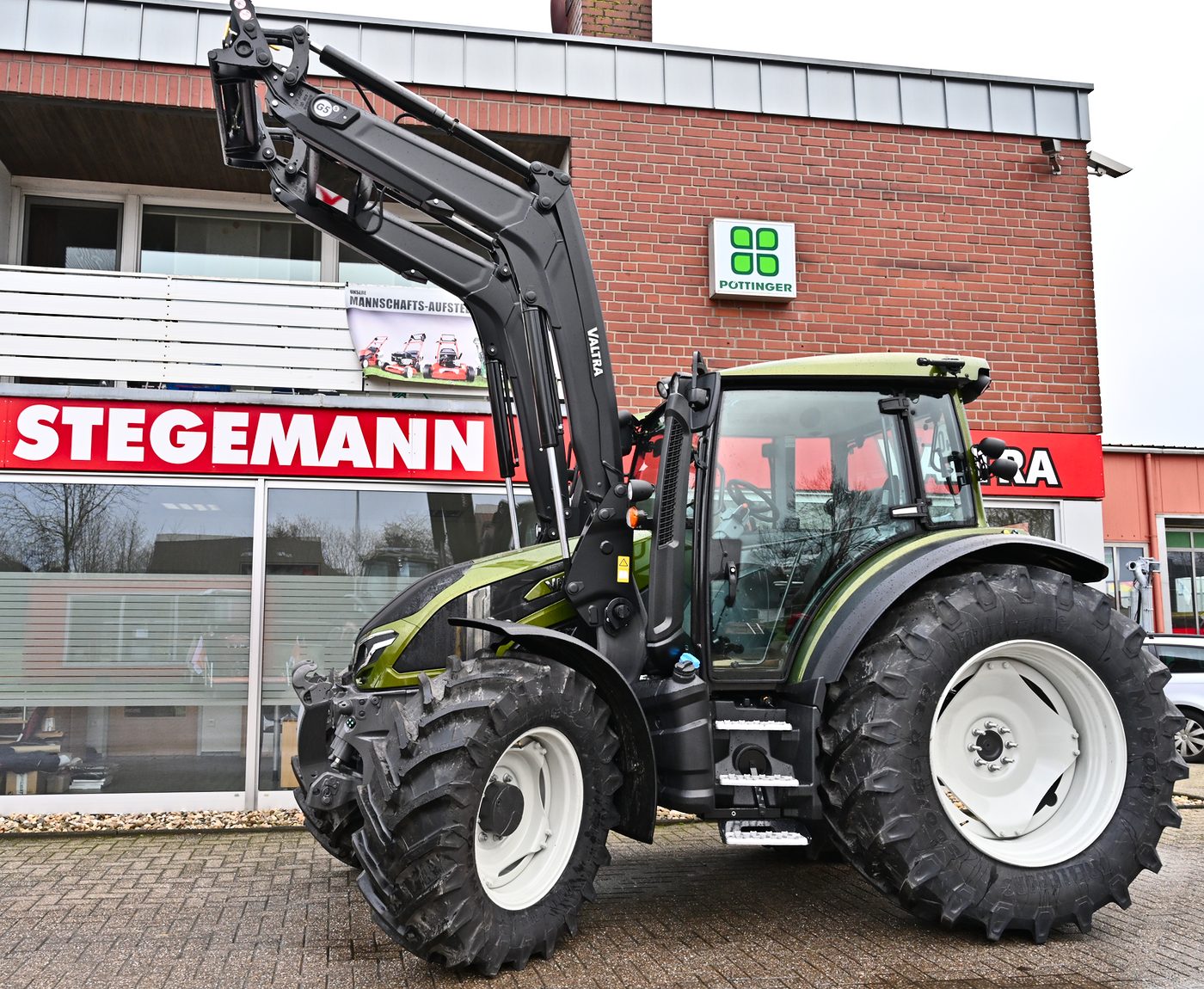 VALTRA G125 Activ mit Frontlader und Frontkraftheber VALTRA G125 Activ mit Frontlader und Frontkraftheber