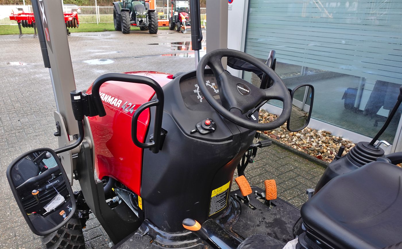 Kompakttrecker Yanmar SA424V-R mit Frontlader MX C3 und Schaufel Kompakttrecker Yanmar SA424V-R mit Frontlader MX C3 und Schaufel