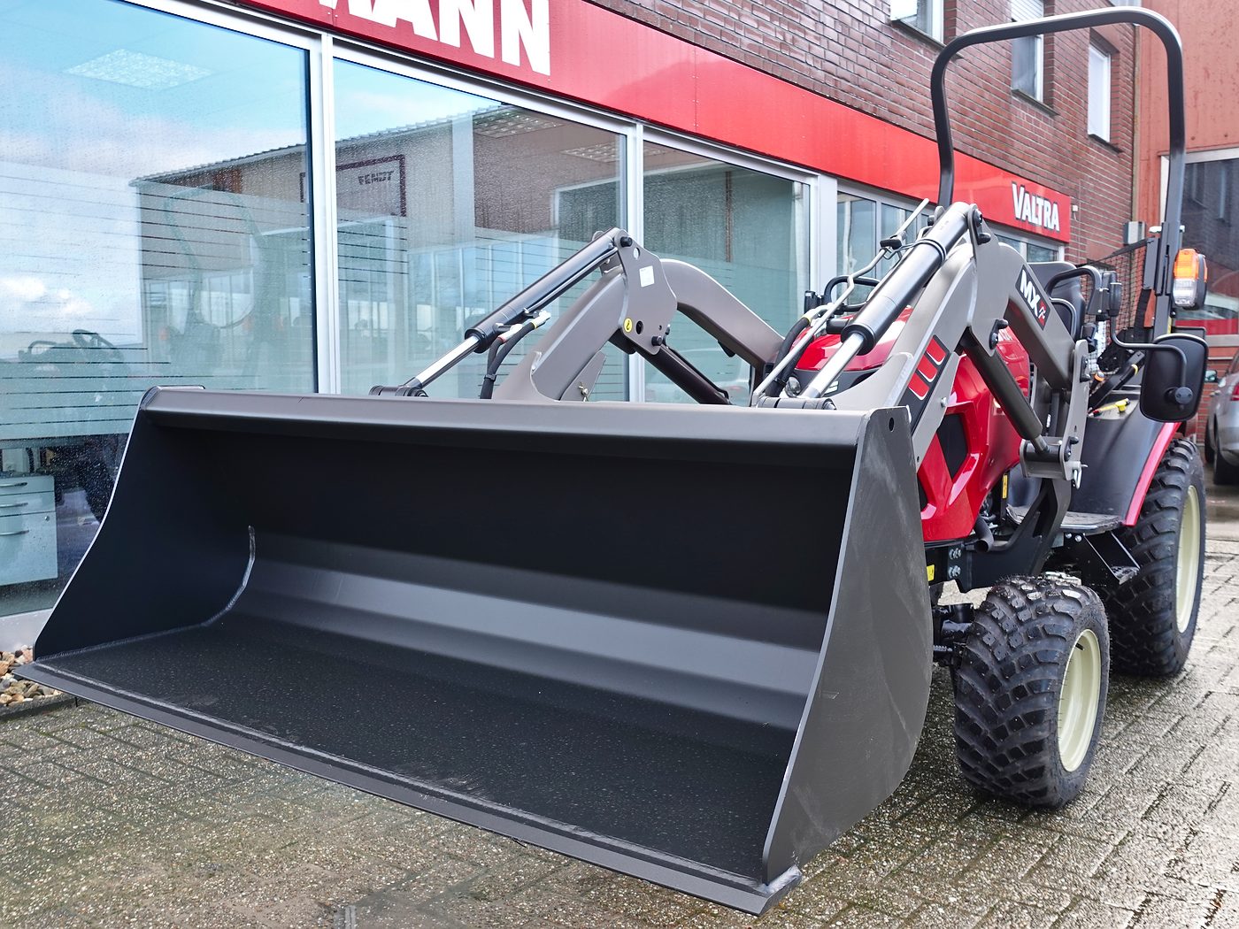 Kompakttrecker Yanmar SA424V-R mit Frontlader MX C3 und Schaufel Kompakttrecker Yanmar SA424V-R mit Frontlader MX C3 und Schaufel