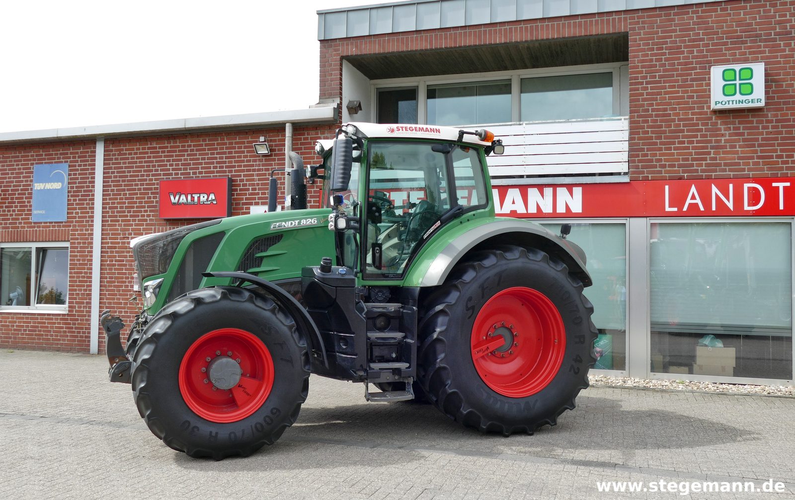 Fendt 826 Vario S Profi Plus Schlepper mit Reifendruckregelanlage