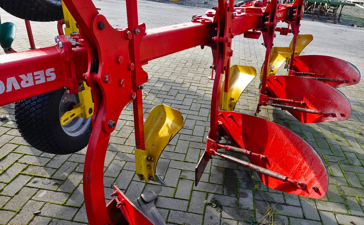 Pöttinger Servo 45 Plus 5-furchig Pflug Pöttinger Servo 45 Plus 5-furchig Pflug