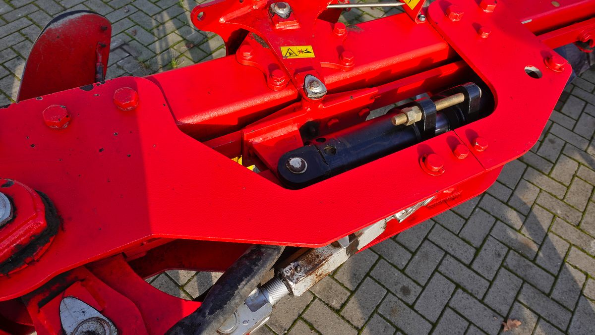 Pöttinger Servo 45 Plus 5-furchig Pflug Pöttinger Servo 45 Plus 5-furchig Pflug
