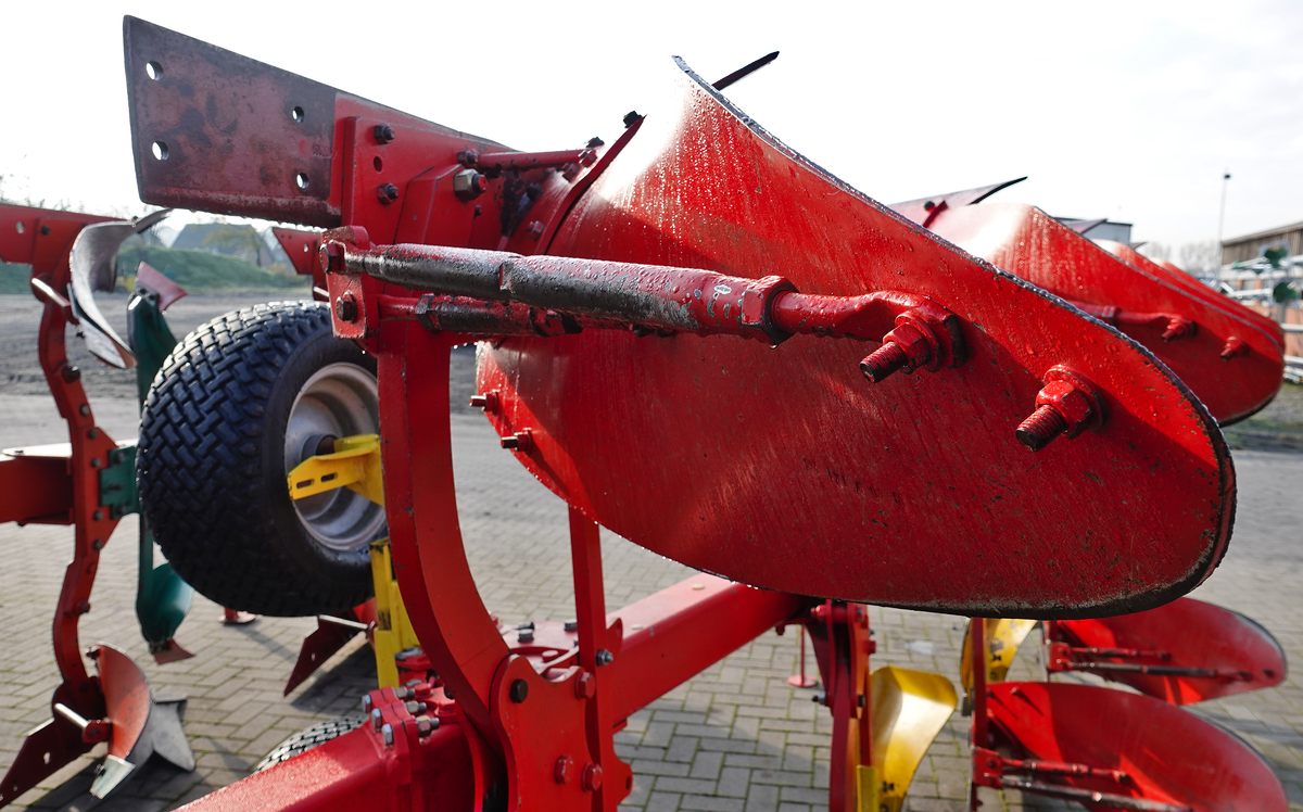 Pöttinger Servo 45 Plus 5-furchig Pflug Pöttinger Servo 45 Plus 5-furchig Pflug