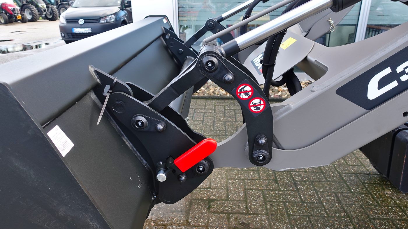 Kompakttrecker Yanmar SA424V-R mit Frontlader MX C3 und Schaufel Kompakttrecker Yanmar SA424V-R mit Frontlader MX C3 und Schaufel