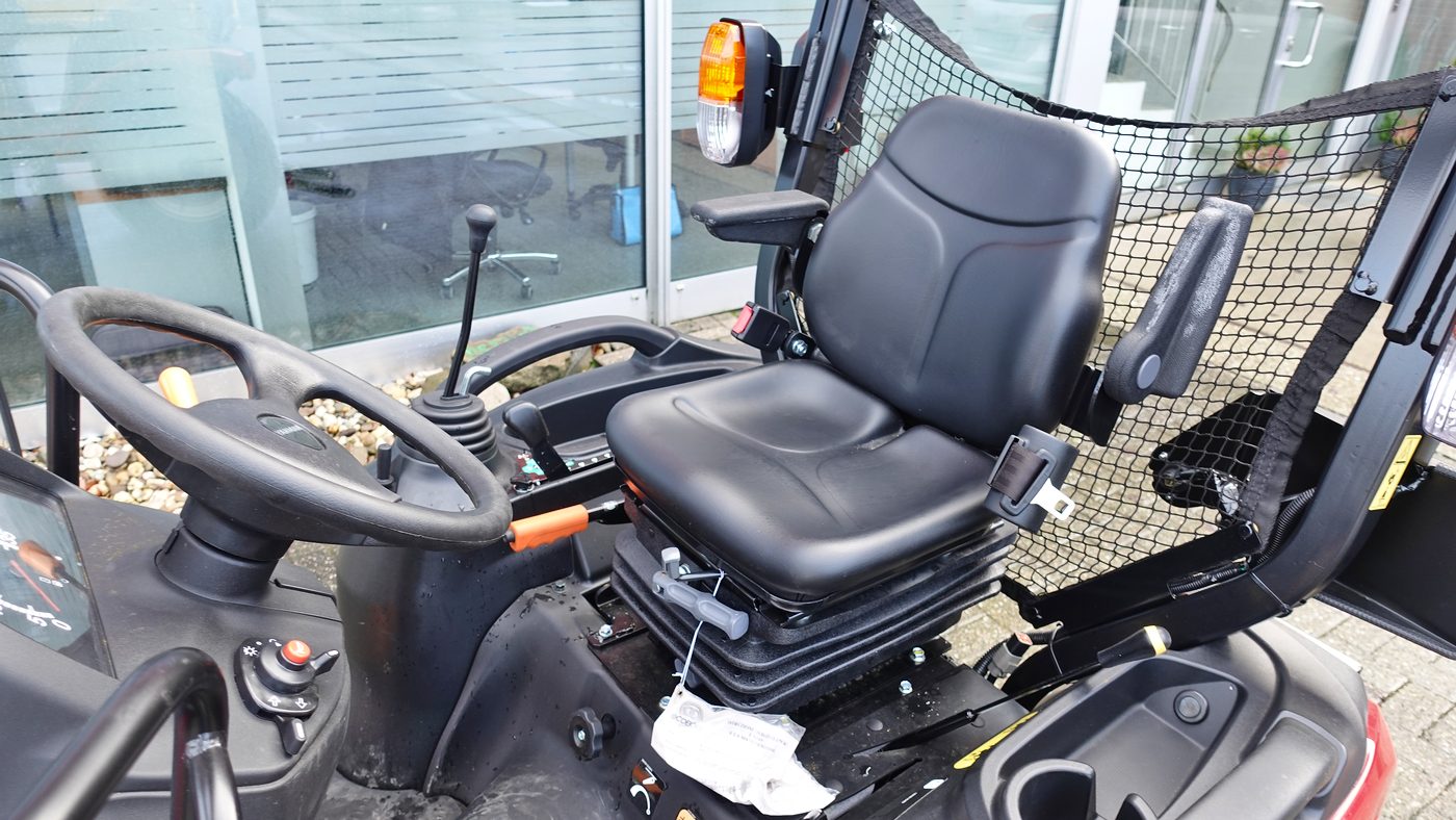 Kompakttrecker Yanmar SA424V-R mit Frontlader MX C3 und Schaufel Kompakttrecker Yanmar SA424V-R mit Frontlader MX C3 und Schaufel