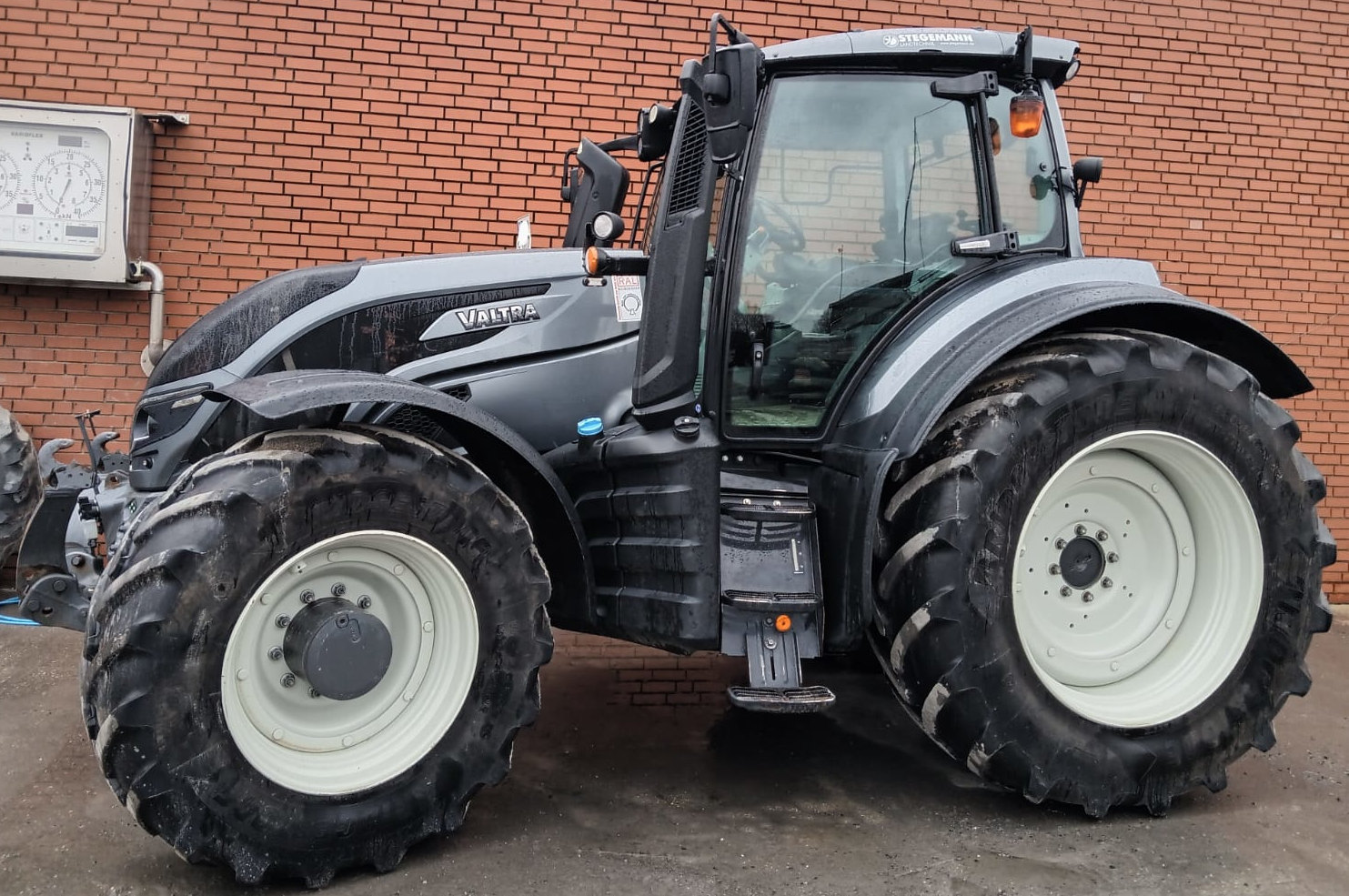 Valtra T214 Direct Traktor mit 50km/h stufenlos Getriebe Valtra T214 Direct Traktor mit 50km/h stufenlos Getriebe