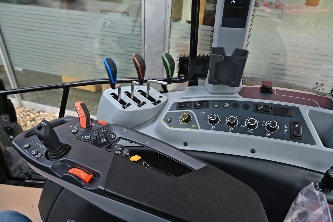 VALTRA G125 Activ mit Frontlader und Frontkraftheber VALTRA G125 Activ mit Frontlader und Frontkraftheber