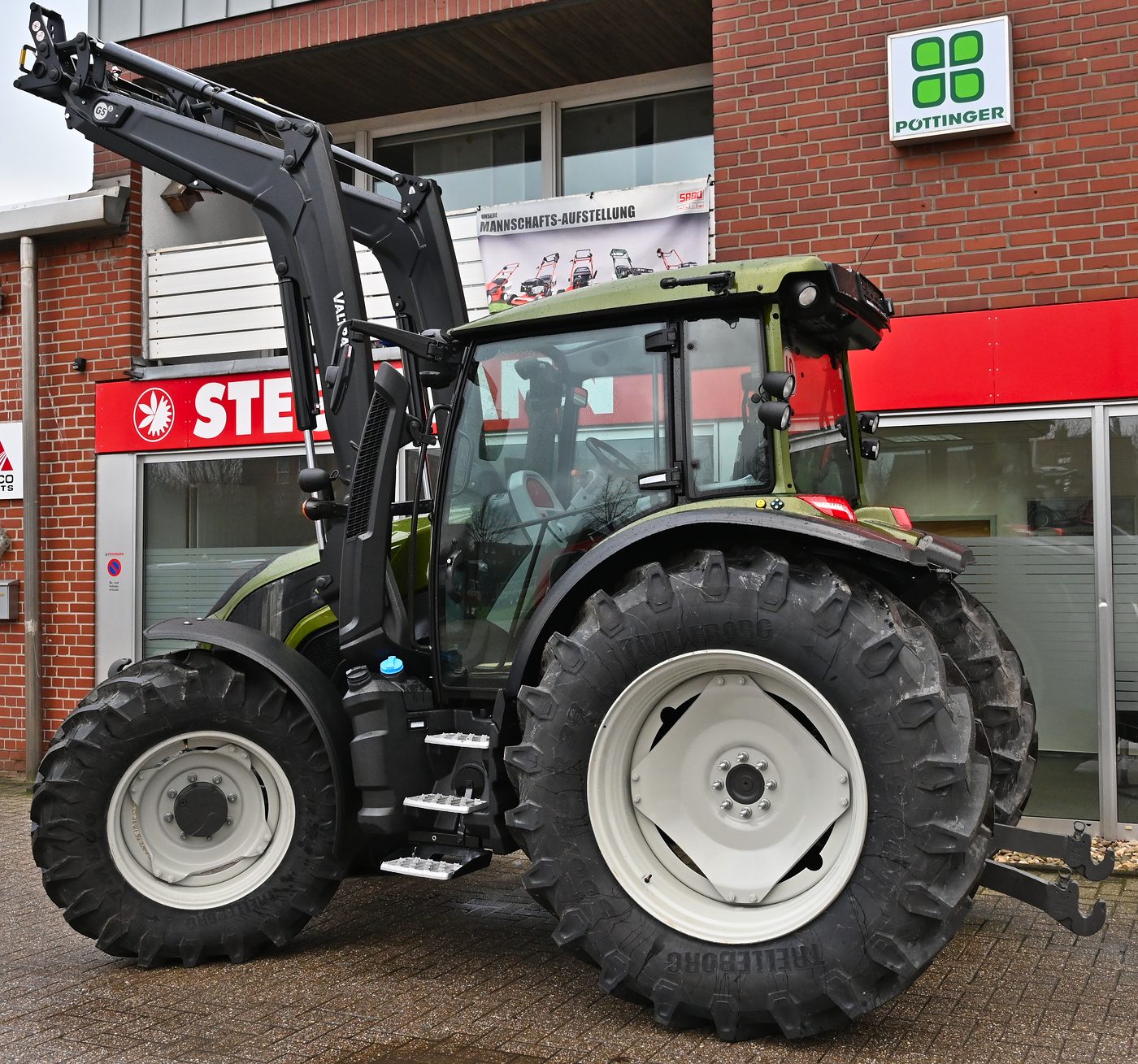VALTRA G125 Activ mit Frontlader und Frontkraftheber VALTRA G125 Activ mit Frontlader und Frontkraftheber