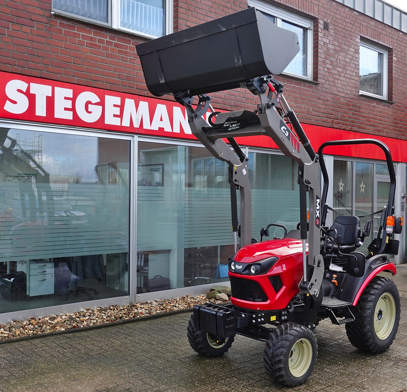 Kompakttrecker Yanmar SA424V-R mit Frontlader MX C3 und Schaufel Kompakttrecker Yanmar SA424V-R mit Frontlader MX C3 und Schaufel