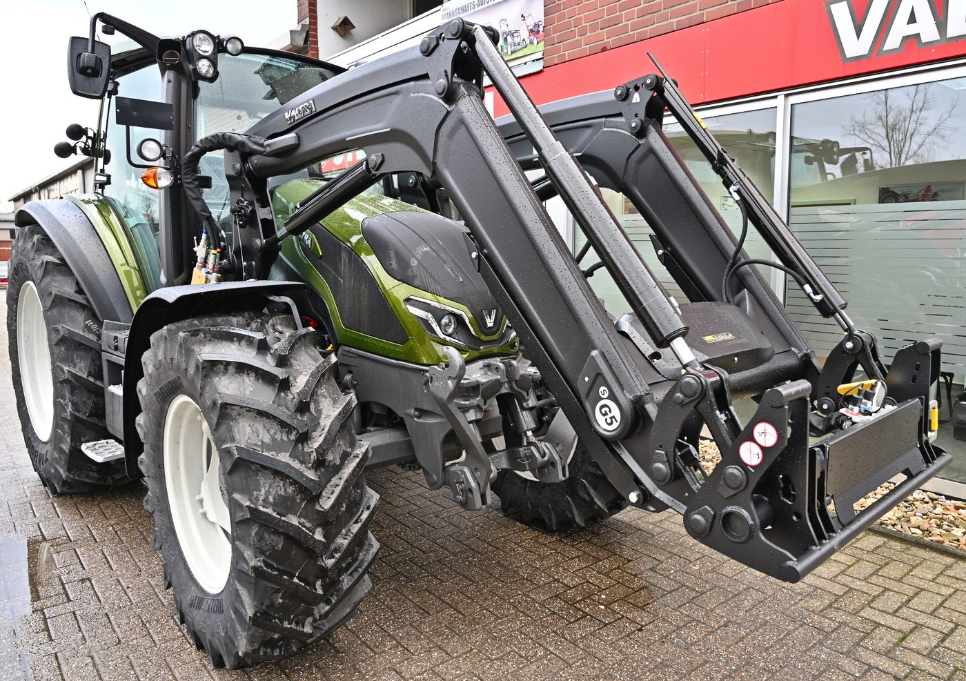 VALTRA G125 Activ mit Frontlader und Frontkraftheber VALTRA G125 Activ mit Frontlader und Frontkraftheber