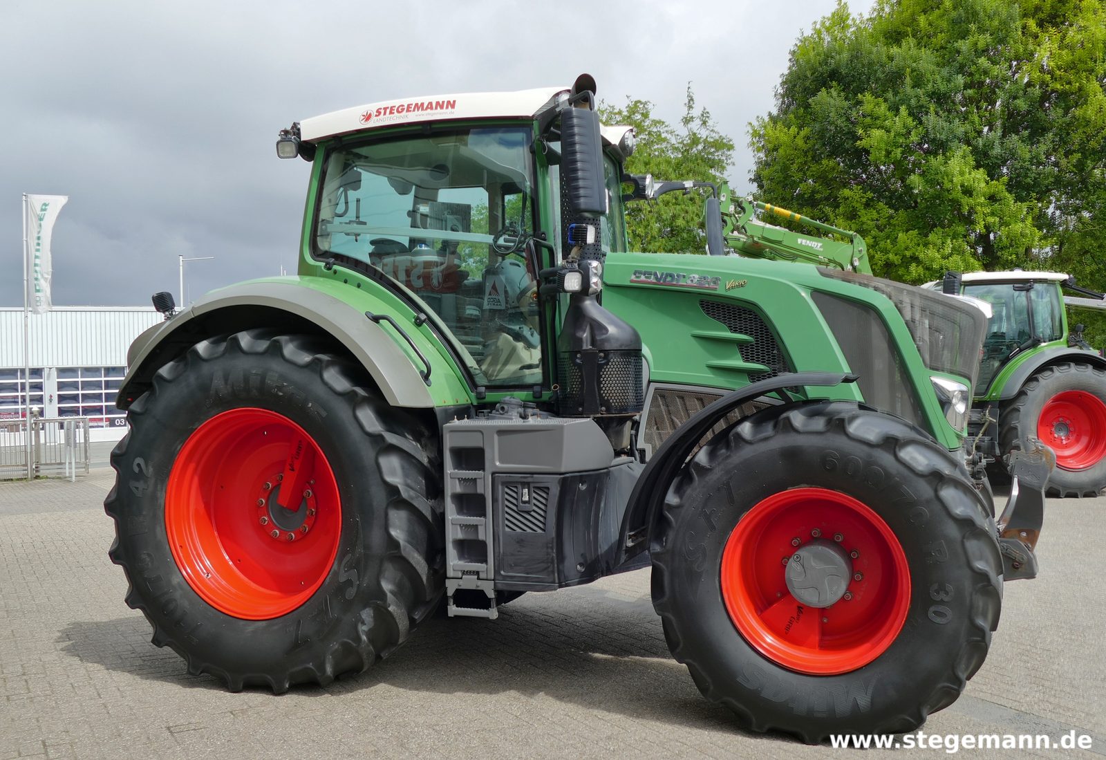 Fendt 826 Vario S Profi Plus Schlepper mit Reifendruckregelanlage
